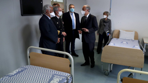 El presidente portugués, Marcelo Rebelo de Sousa, y el primer ministro, Antonio Costa, en la visita a un hospital.