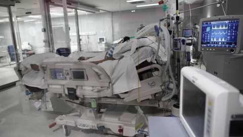 Un enfermo en una cama de la UCI del Hospital de Emergencias Isabel Zendal, Madrid (España).