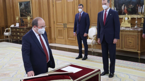 Miquel Iceta jura el càrrec de ministre de Política Territorial i Funció Pública al Palau de la Zarzuela davant del rei i del president espanyol, Pedro Sánchez.