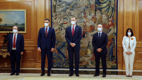 La nueva ministra de Sanidad, Carolina Darias (d), y el de Política Territorial y Función Pública, Miquel Iceta (i), posan junto al rey Felipe VI (c), el presidente del Gobierno Pedro Sánchez (2i), y el ministro de Justicia Carlos Campos (2d), este ma