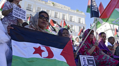 Un grupo de manifestantes denuncian en la Puerta del Sol de Madrid las penas de prisión impuestas por un tribunal marroquí a los presos políticos saharauis, a 27 de julio de 2017.