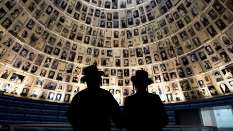 Dos hombres visitan "La Sala de los Nombres" del Memorial del Holocausto Yad Vashem en Jerusalén. EFE/Abir Sulta