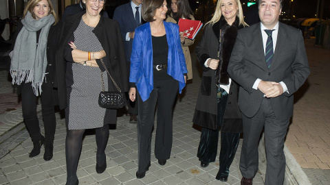 La alcaldesa de Pozuelo de Alarcón, Susana Pérez Quislant, junto a su predecesora Paloma Adrados, la expresidenta de la Comunidad de Madrid, Cristina Cifuentes, y el ahora senador del PP Jaime González Taboada, en la copa de navidad del Ayuntamiento en