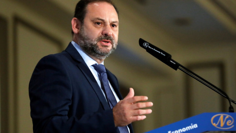 El ministro de Fomento, José Luis Ábalos, durante su intervención en un desayuno informativo de la tribuna Foro de la Nueva Economía. EFE/Juan Carlos Hidalgo