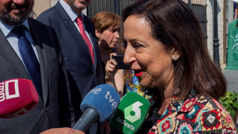 La ministra de Defensa, Margarita Robles, atiende a los medios durante el acto de Homenaje a la Bandera Nacional.- EFE/José del Olmo