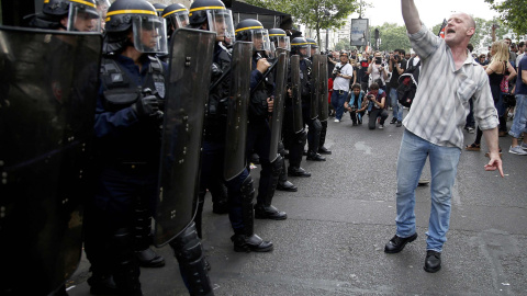 Un hombre grita frente a los policías durante una manifestación contra la reforma laboral en Francia junto a la Plaza de la Bastilla en París, Francia. REUTERS/Jacky Naegelen