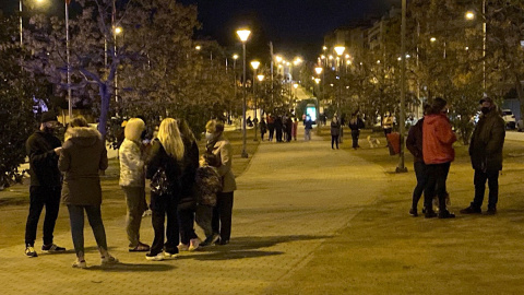 Vecinos se echan a la calle después de que tres terremotos prácticamente consecutivos de magnitud 4,3, 4,2 y 4 y epicentro en municipios del área metropolitana de Granada se han dejado sentir esta noche en las zonas afectadas tres días después del te