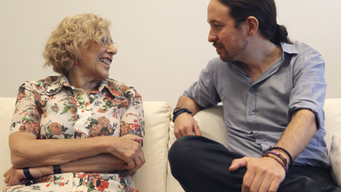 La alcaldesa de Madrid, Manuela Carmena, ha recibido hoy en el Palacio de Cibeles al secretario general de Podemos, Pablo Iglesias. EFE