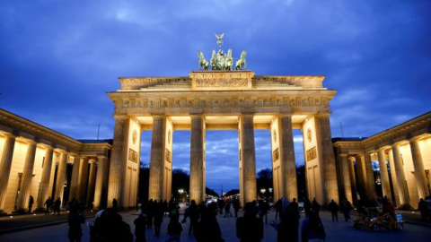 La Puerta de Brandemburgo, iluminada en Berlín/Reuters