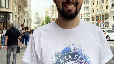 17/06/2022 Juanan, sonriente en plena Gran Vía de Madrid durante la entrevista con 'Público'