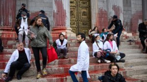 Detienen a 14 activistas que participaron en la pintada al Congreso para denunciar la inacción contra la emergencia climática