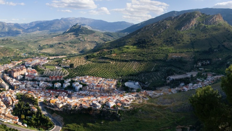 17/06/2022 Vistas de un pueblo de Andalucía desde la montaña.