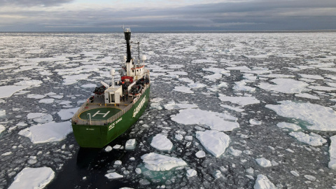 Un barco de Greenpeace patrulla por las aguas del Ártico.