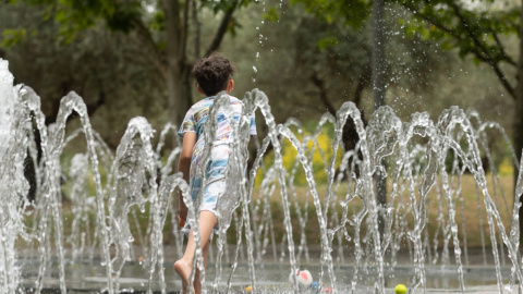 (16/6/2022) Un niño se moja en los chorros de Madrid Río, a 16 de junio de 2022.