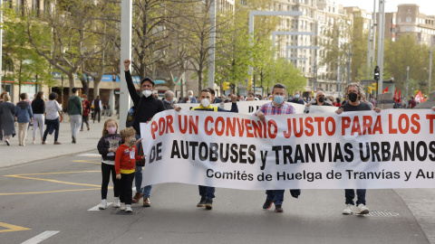 Varias personas participan en una manifestación de trabajadores de autobús urbano y del tranvía de Zaragoza, Aragón (España), a 30 de marzo de 2021