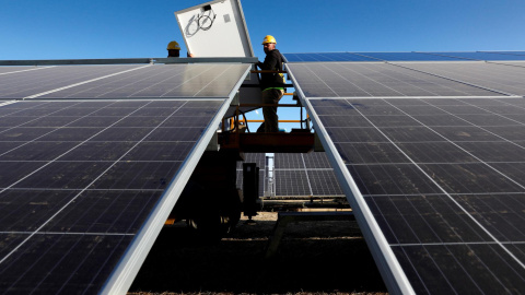 Un operario instala unos paneles solares en la planta fotovoltaica 'Nuñez de Balboa' de Iberdrola.