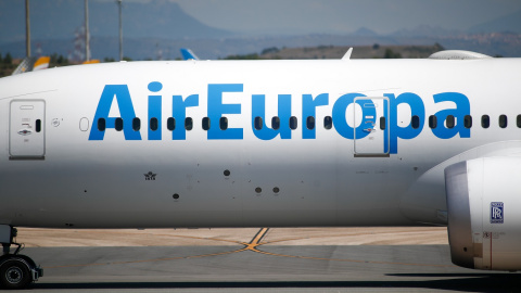 Un avión de Air Europa remolcado por la pista en la terminal 4 del Aeropuerto de Madrid-Barajas Adolfo Suárez. E.P./Oscar J. Barroso