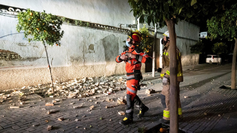 Bomberos durante una de sus varias actuaciones en el casco histórico de Santa Fe, en Granada.