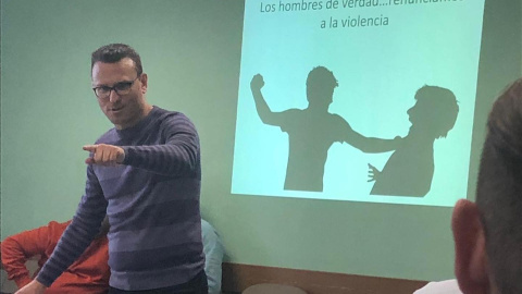 Argenio González Rodríguez, presidente de la Asociación de Hombres de Canarias por la Igualdad, impartiendo una charla sobre nuevas masculinidades.