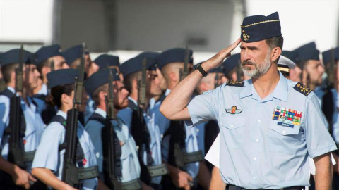 Felipe VI pasa revista a las tropas durante una reciente visita a la base aérea de Morón de Frontera. (Raúl Caro | EFE)