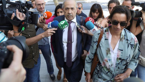 Enrique Álvarez Conde, antiguo director del Instituto de Derecho Público de la Universidad Rey Juan Carlos, llegando a los juzgados de Plaza de Castilla | Foto: EFE