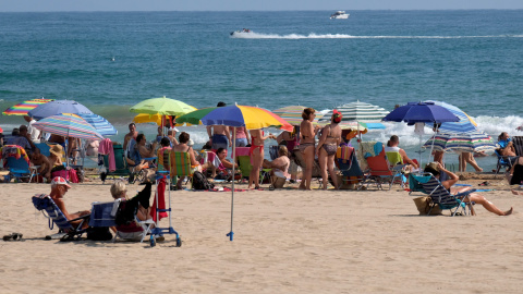 Bañistas en la playa en la localidad valenciana de Gandía. REUTERS/Heino Kalis