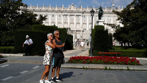 Una pareja de turistas se toman un selfi cerca del Palacio Real de Madrid. REUTERS/Javier Barbancho