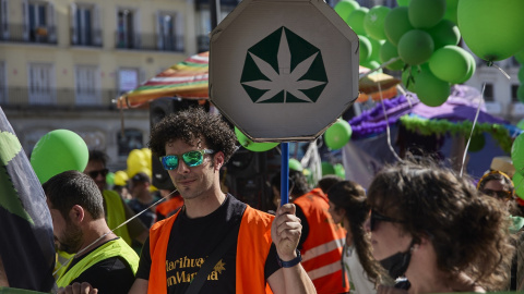 7/05/2022-Varios manifestantes protestan durante la Marcha Mundial de la Marihuana 2022, en la Puerta del Sol, a 7 de mayo, en Madrid