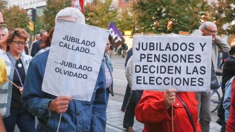 Dos pensionistas con pancartas en la manifestación de Zaragoza, en el Día Internacional de las Personas Mayores, para reclamar unas pensiones dignas. EFE/Javier Cebollada