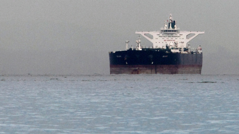 El superpetrolero iraní 'Delvar', anclado frente a Singapur, en una imagen de marzo de 2012. REUTERS/Tim Chong