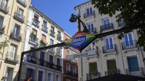 La bandera arcoíris, retirada de los andenes del Metro de Chueca en el mes del Orgullo