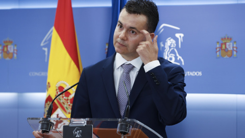 21/06/2022.- El portavoz del PSOE en el Congreso, Héctor Gómez , durante la rueda de prensa tras la Junta de Portavoces que tiene lugar este martes en el Congreso. EFE/J.J. Guillén