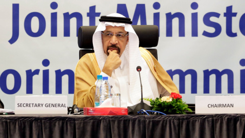 El ministro saudí de Energía, Khalid al-Falih, durante la reuniçon de los países OPEP y no OPEP en Argel.. REUTERS/Ramzi Boudina