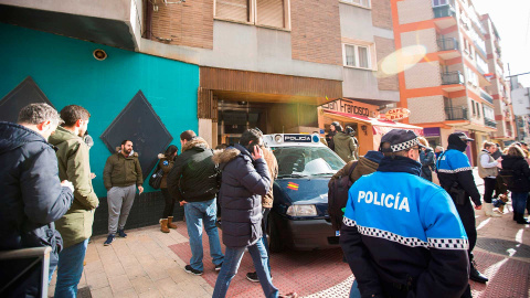 Efectivos policiales junto a la vivienda, que ha sido registrada, de los tres jugadores de la Arandina Club de Fútbol detenido el pasado 12 de diciembre. /EFE