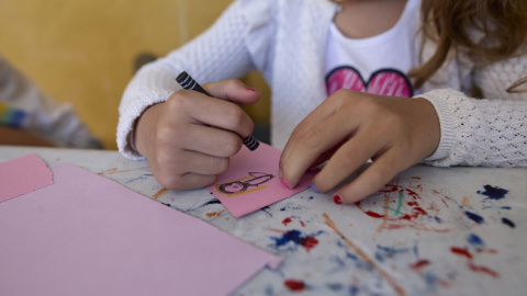 22/06/2022 Una niña hace un dibujo, en el campamento urbano artístico de teatro musical