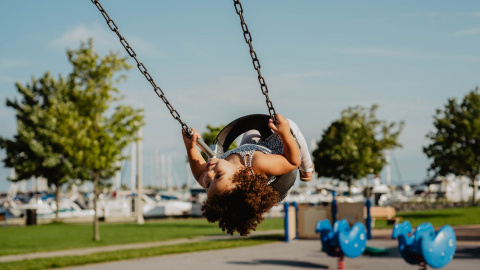 23/06/2022 Una niña jugando en un parque infantil