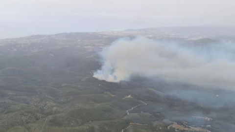 Imatge aèria de l'incendi a Sant Pere de Ribes.