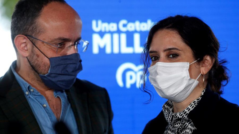 La presidenta de la Comunidad de Madrid, Isabel Díaz Ayuso (d), participa este sábado, junto al candidato del PPC a la presidencia de la Generalitat Alejandro Fernández (i), en un acto electoral en Barcelona.