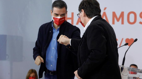 l presidente del Gobierno y secretario general del partido socialista, Pedro Sánchez (i), asiste al acto electoral en Tarragona del candidato a las elecciones regionales de Cataluña, Salvador Illa (d)