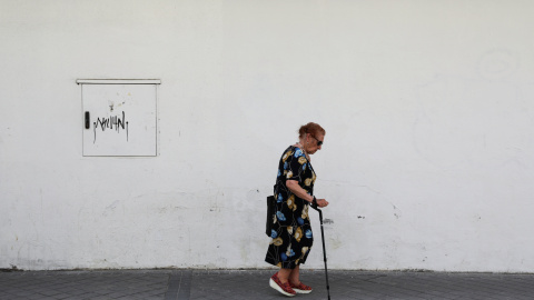 Una mujer pensionista camina por una calle de Madrid. REUTERS/Susana Vera