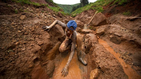 Trabajo de los mineros que extraen coltan del la mina de Senator Edouard Mwangachuchu en North Kivu (RDC) LUCAS OLENIUK (EFE)