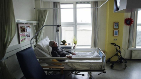 Imagen de archivo de un hombre sin identificar que sufre alzheimer en un hospital de Holanda./ REUTERS/Michael Kooren