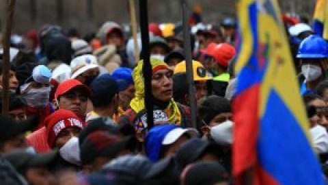 La Policía blinda la sede del Gobierno en Ecuador tras una multitudinaria marcha en el centro de Quito