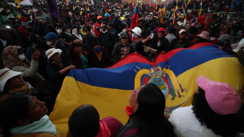 23/06/2022. Manifestantes escuchan un discurso del presidente de la Confederación de Nacionalidades Indígenas (Conaie), Leonidas Iza,  en la sede de la Universidad Central, en Quito, a 23 de junio de 2022.