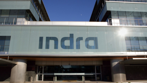 El logo de Indra, en su sede en la localidad madrileña de Alcobendas.