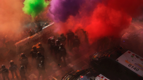 Los manifestantes por la independencia de Catalunya lanzan pintura contra la policía autonómica. | Jon Nazca Reuters