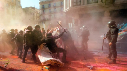 Un Mosso d'Esquadra cae en las cargas contra los independentistas. | Marta Pérez / EFE