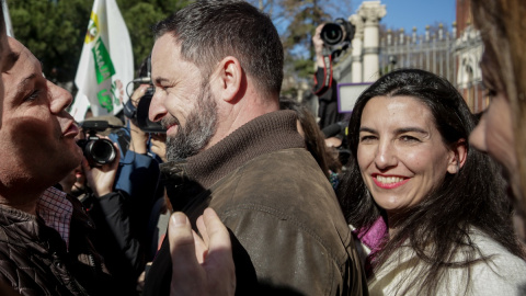 El presidente de VOX, Santiago Abascal y la portavoz de VOX en la Asamblea de Madrid, Rocío Monasterio, asisten a la manifestación de agricultores y ganaderos, frente al Ministerio de Agricultura de Madrid. EP