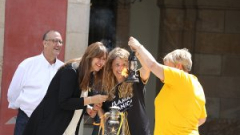 La reivindicació pel català centra l'arribada de la Flama del Canigó al Parlament