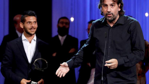 El director Isaki Lacuesta (d) antes de recibir la Concha de Oro a la mejor película por "Entre dos aguas", durante la gala de clausura de la 66 edición del Festival Internacional de Cine de San Sebastián celebrada hoy en el Kursaal de la capital donos